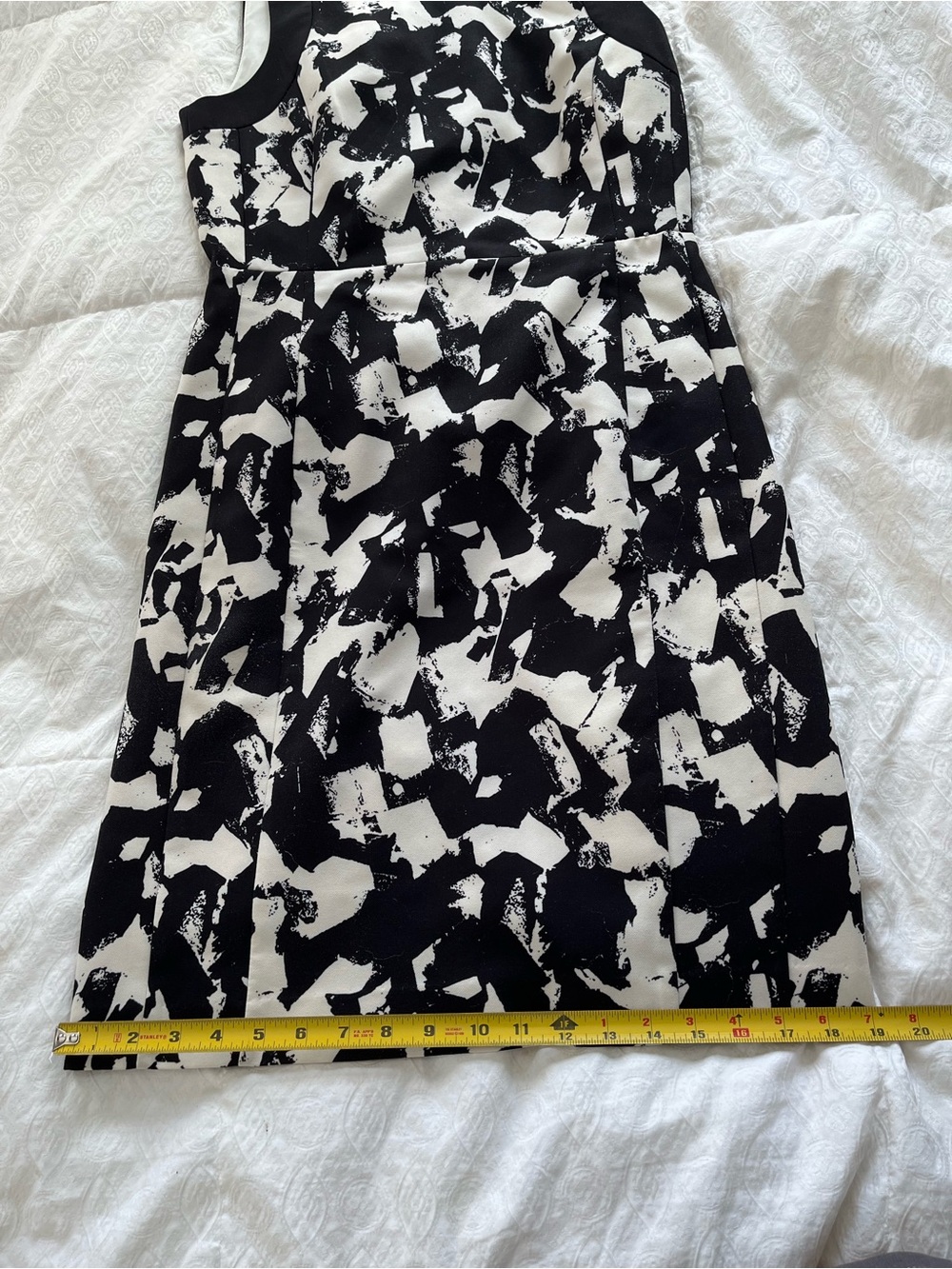 Black & White Abstract Print Sleeveless Dress - Picture 3 of 11